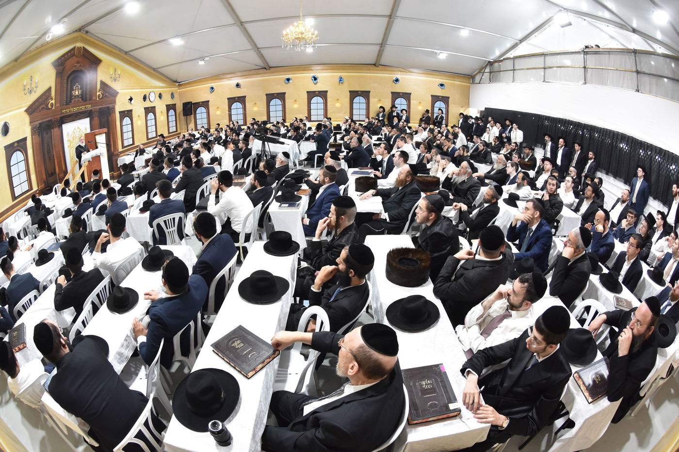 אלפים בשיעורו של הגאב"ד הגר"א וייס בבני ברק