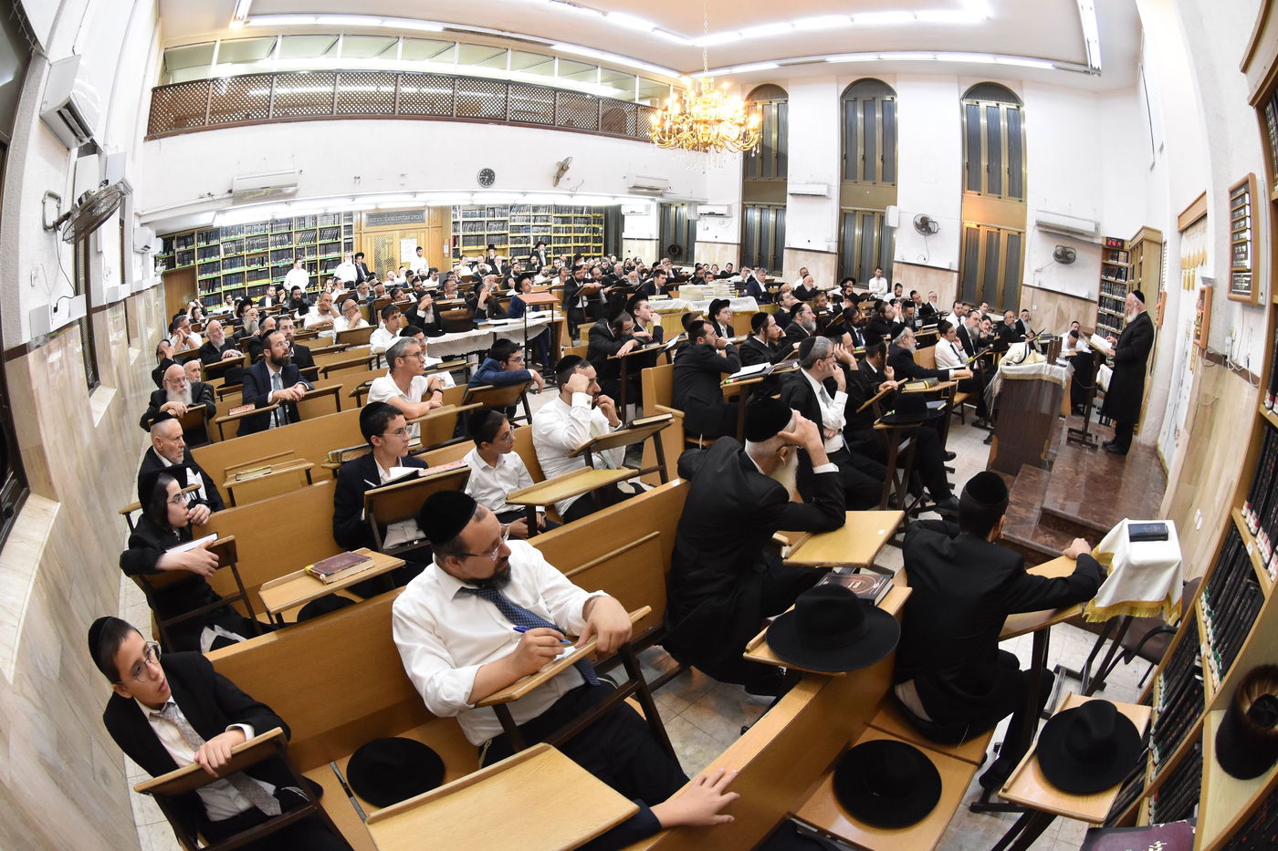 אלפים בשיעורו של הגאב"ד הגר"א וייס בבני ברק