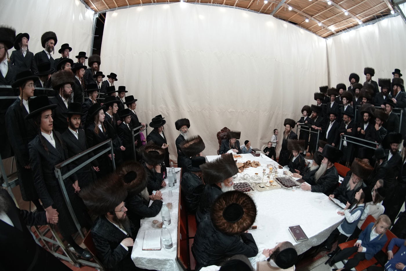 טיש אושפיזין דיוסף בחצר הקודש שומרי אמונים