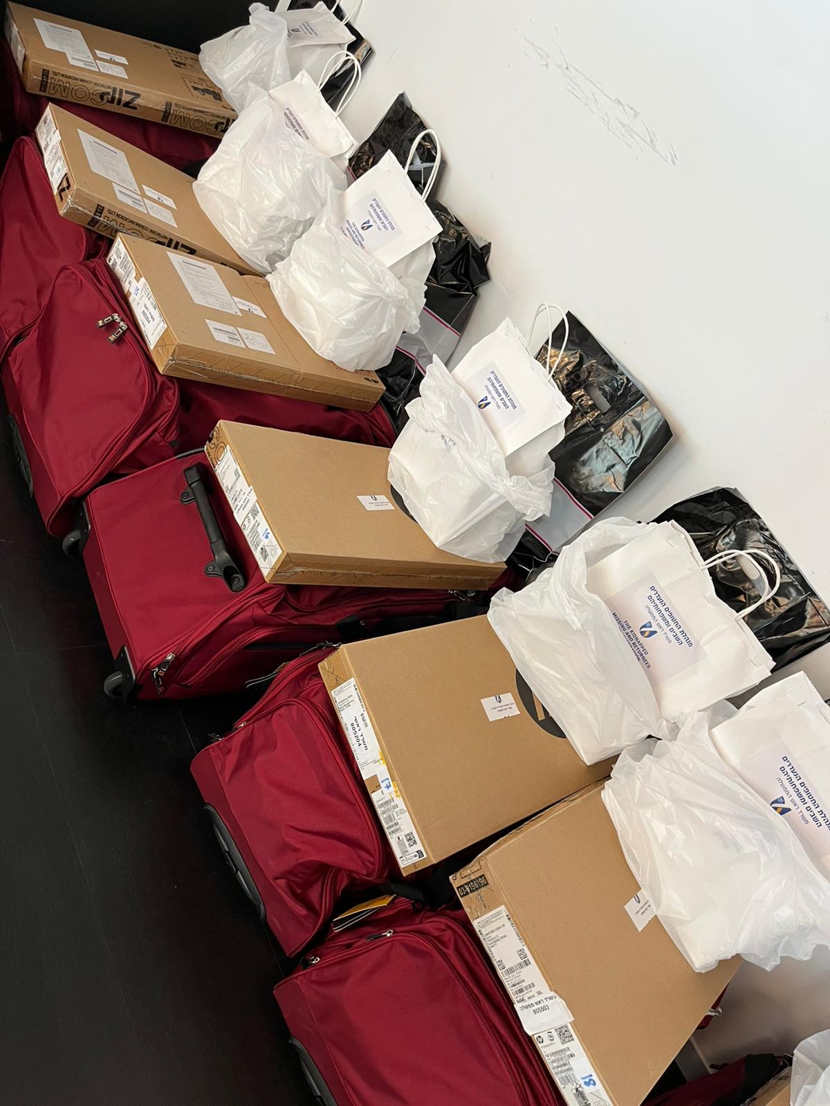 הפתק ממתין: זה מה שכתבו נתניהו ורעייתו שרה לחטופים המשוחררים