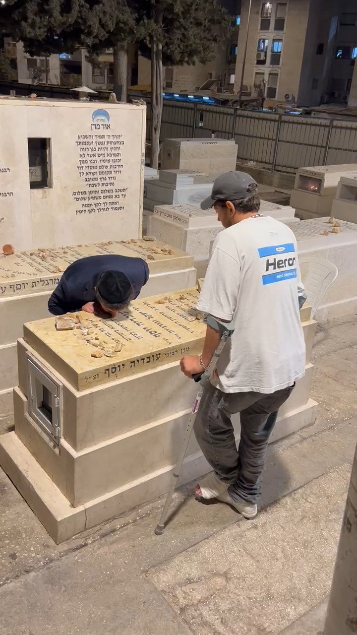 דנינו בקבר מרן זצ"ל
