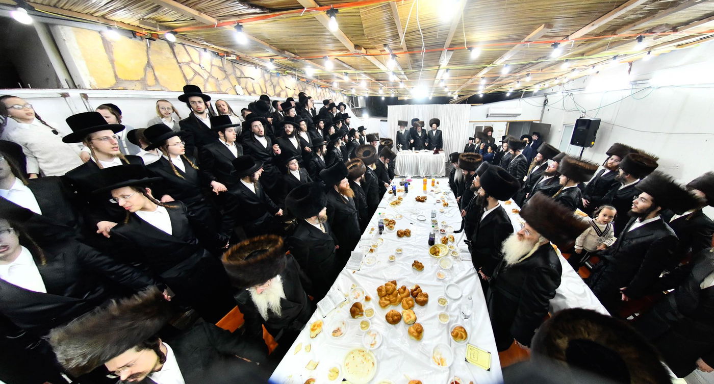 טיש חוה"מ סוכות בחצה"ק זוועהיל