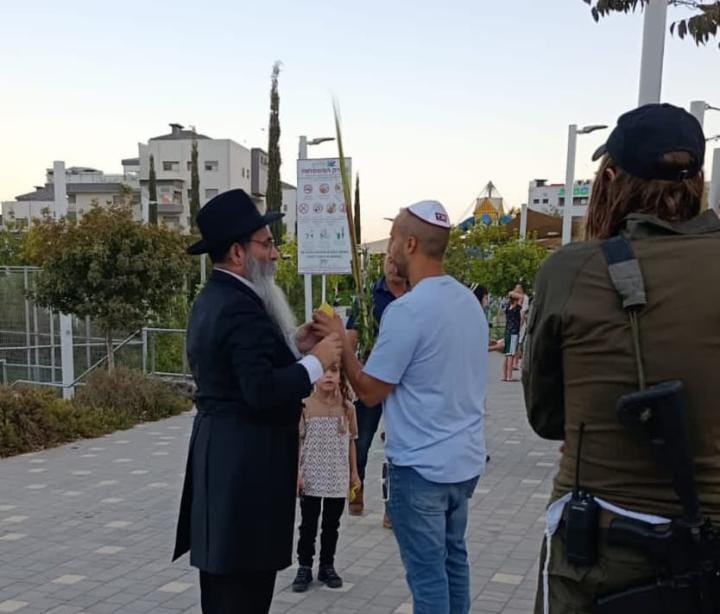 מנענעים לשלום החטופים: רבבות נוטלים ארבעת המינים | תיעוד ירוק