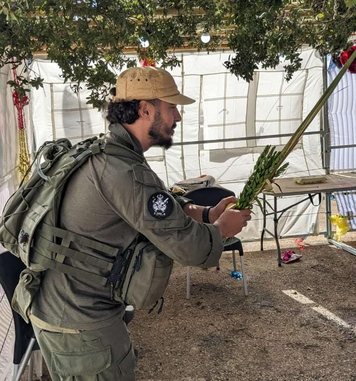 מנענעים לשלום החטופים: רבבות נוטלים ארבעת המינים | תיעוד ירוק