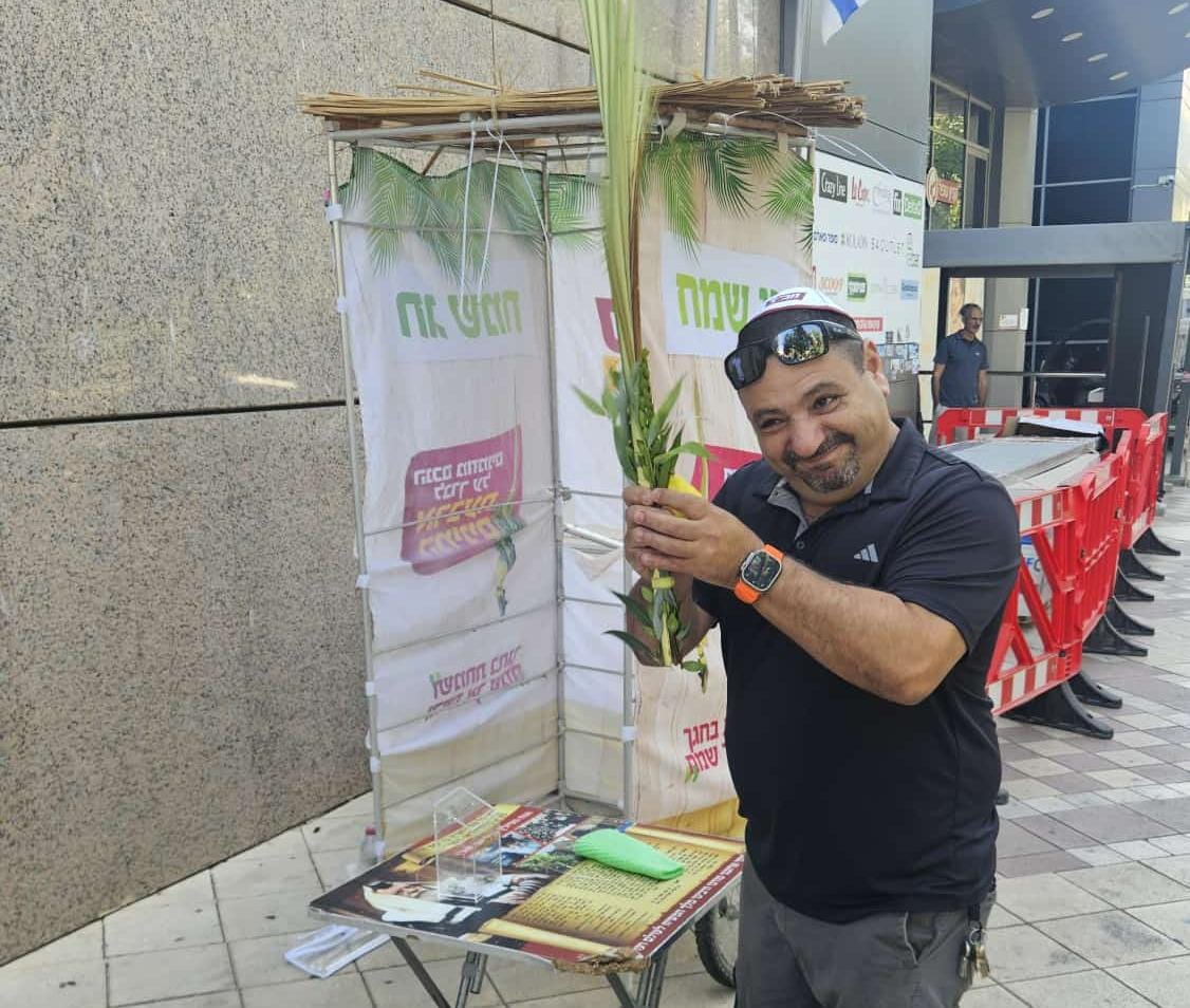 מנענעים לשלום החטופים: רבבות נוטלים ארבעת המינים | תיעוד ירוק