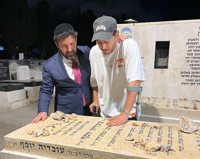 דנינו בקבר מרן זצ"ל