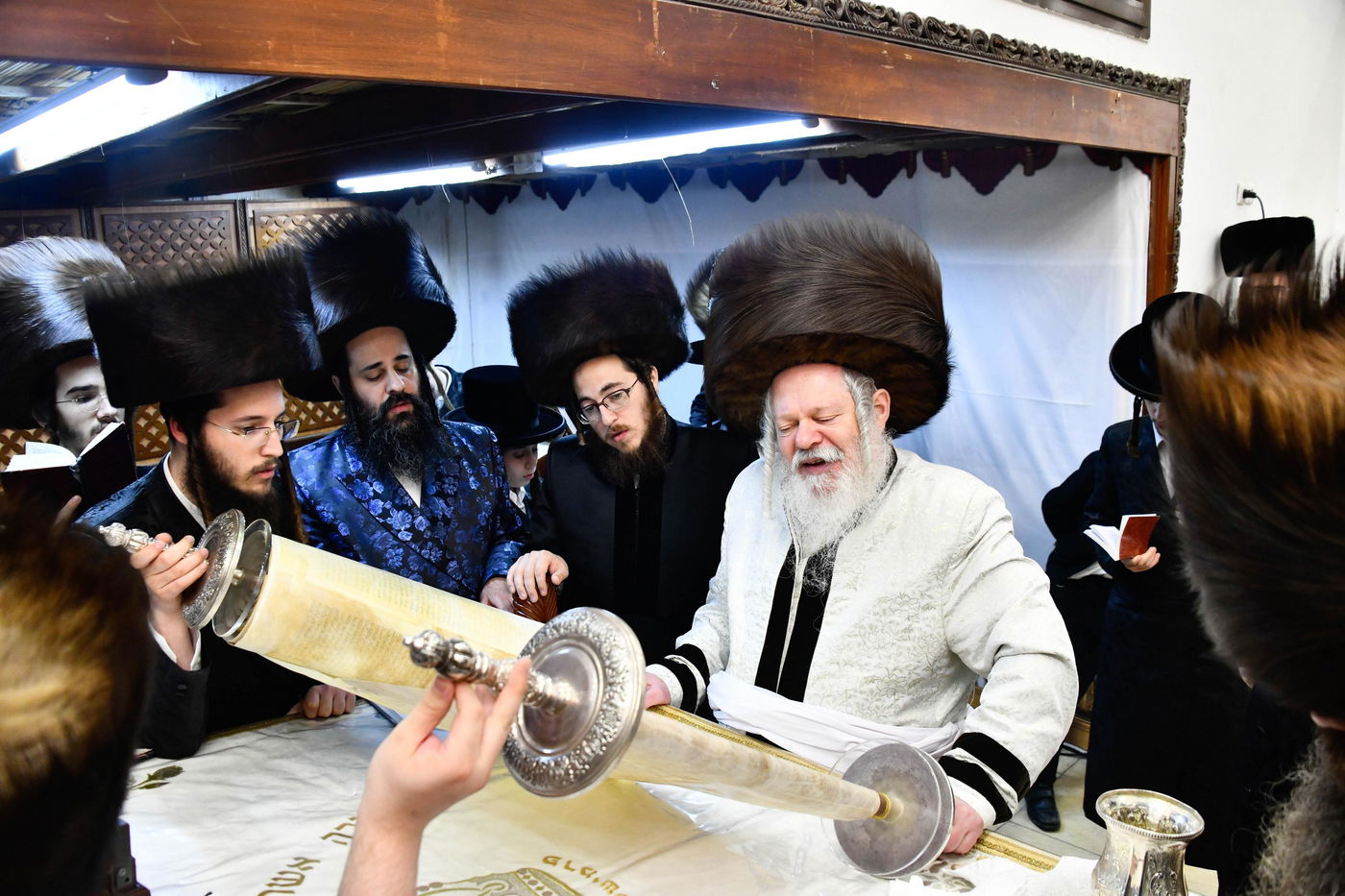 האדמו"ר מפרמישלאן בקריאת משנה תורה