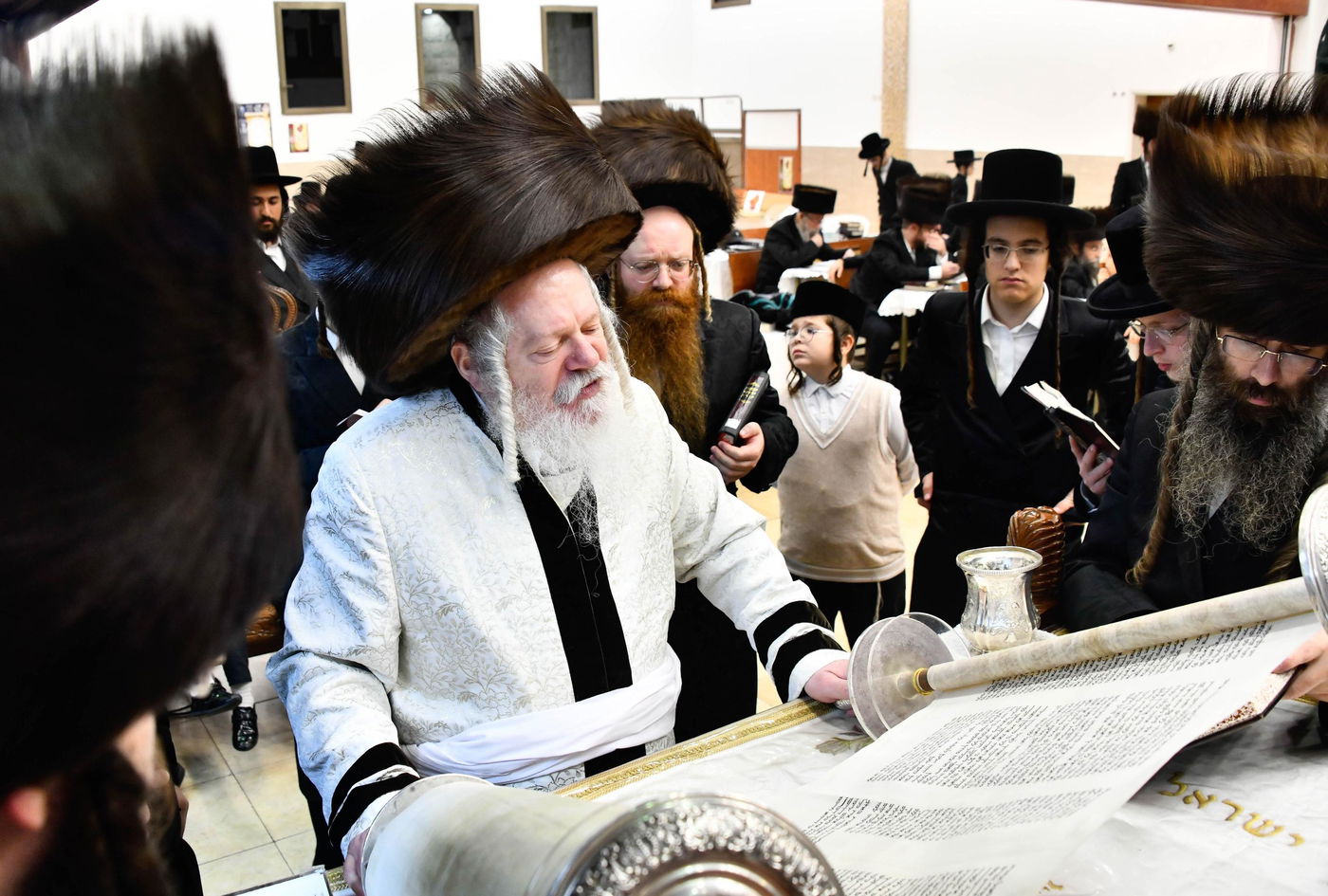 האדמו"ר מפרמישלאן בקריאת משנה תורה