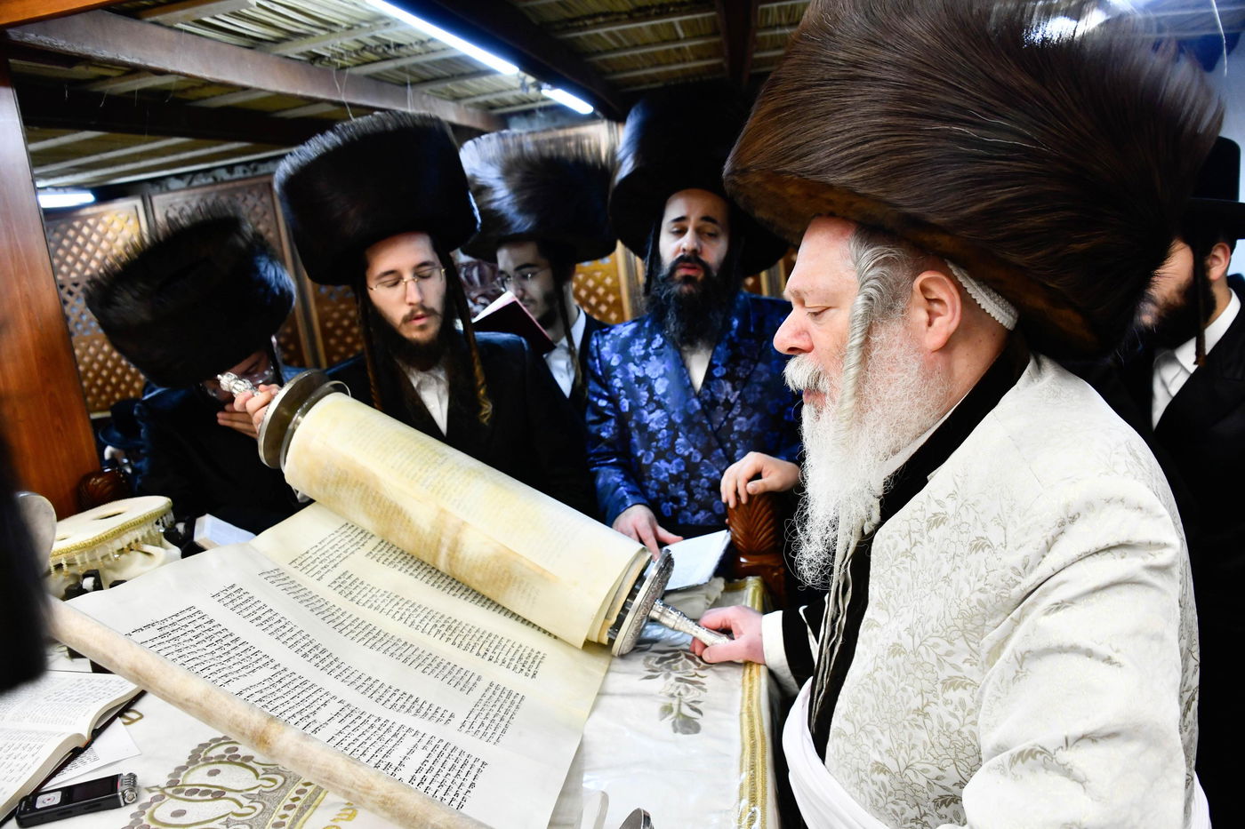 האדמו"ר מפרמישלאן בקריאת משנה תורה