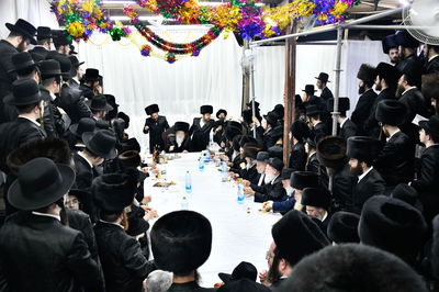 טיש הושענא רבה בחצה"ק מודז'יץ