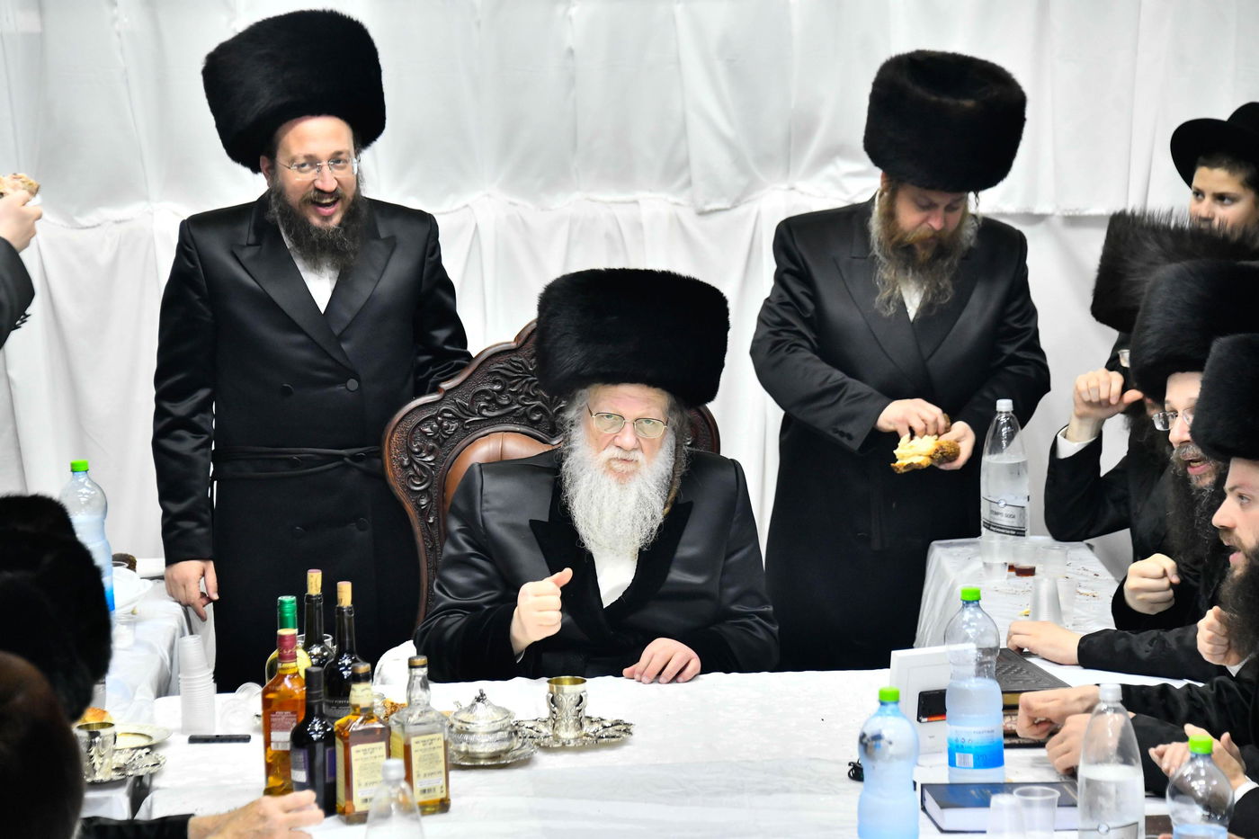 טיש הושענא רבה בחצה"ק מודז'יץ