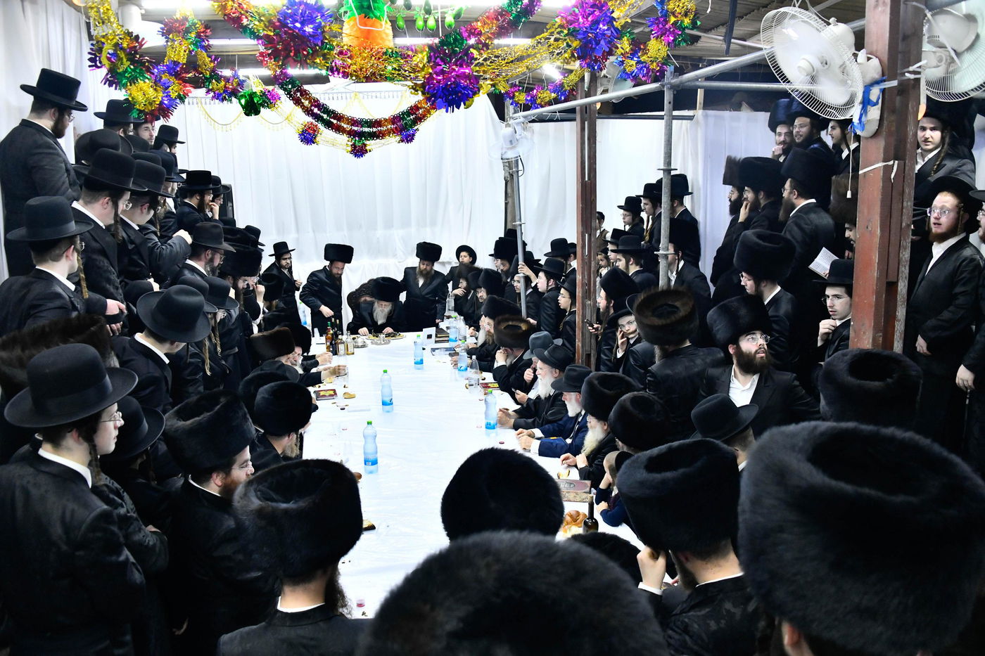 טיש הושענא רבה בחצה"ק מודז'יץ