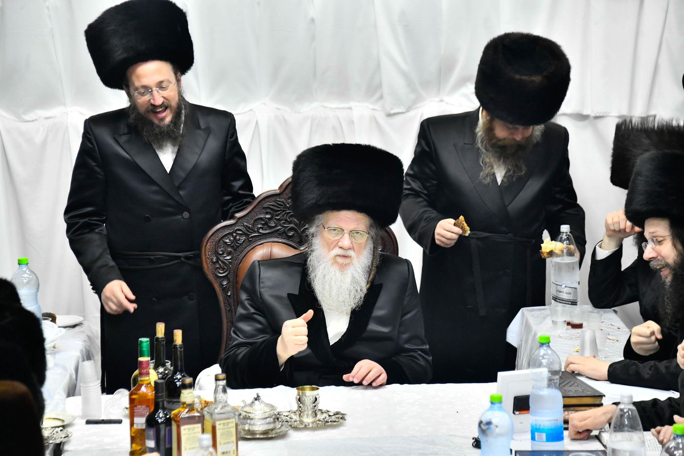 טיש הושענא רבה בחצה"ק מודז'יץ