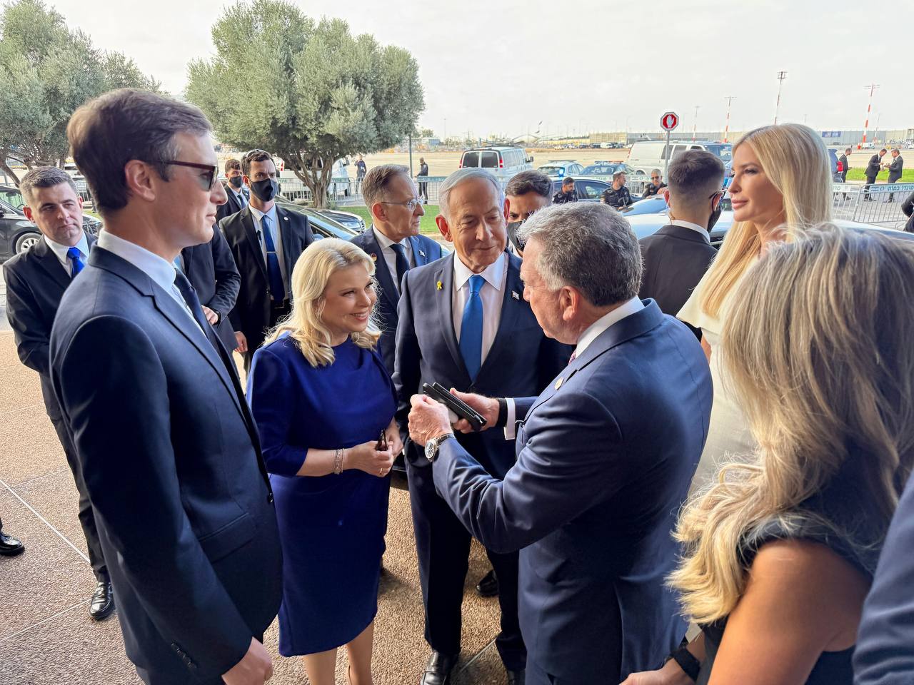 נתניהו ורעייתו ממתינים לטראמפ בנתב"ג