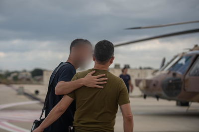 מסוקי חיל האוויר נערכים לקליטת החטופים