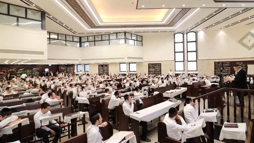 הגאון רבי חיים פרץ ברמן בשיעור בבית כנסת חניכי הישיבות 