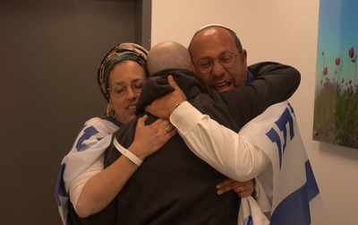 שֶׁהֶחֱיָנוּ וְקִיְּמָנוּ: משפחת מור מקבלת את בנה בחזרה | צפו ברגעי האושר