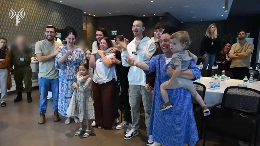 שפחתו של איתן מור צופים במעבר לידי הצלב האדום בנקודת הקליטה הראשונית