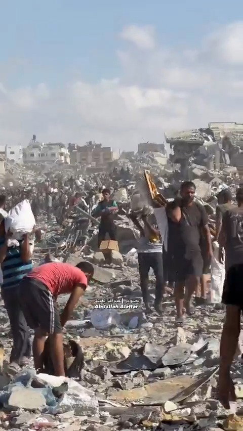 סיוע מגיע לחאן יונס ונבזז ע"י עשרות עזתים.