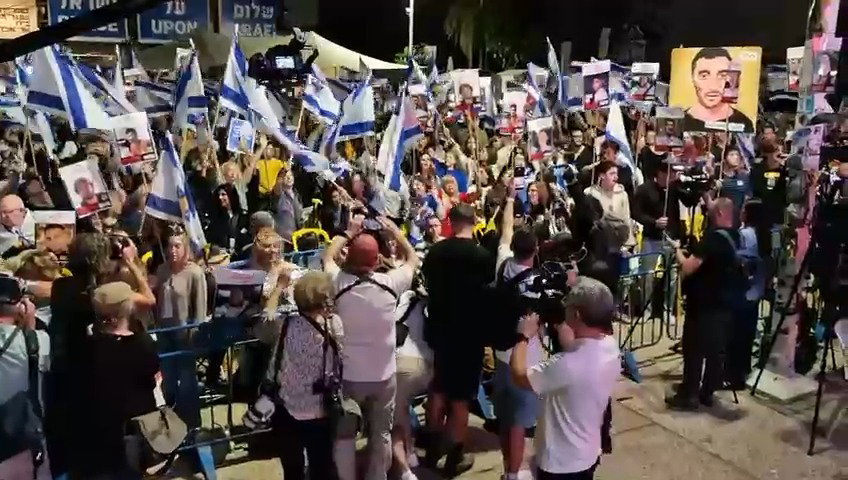 המונים בכיכר החטופים הבוקר