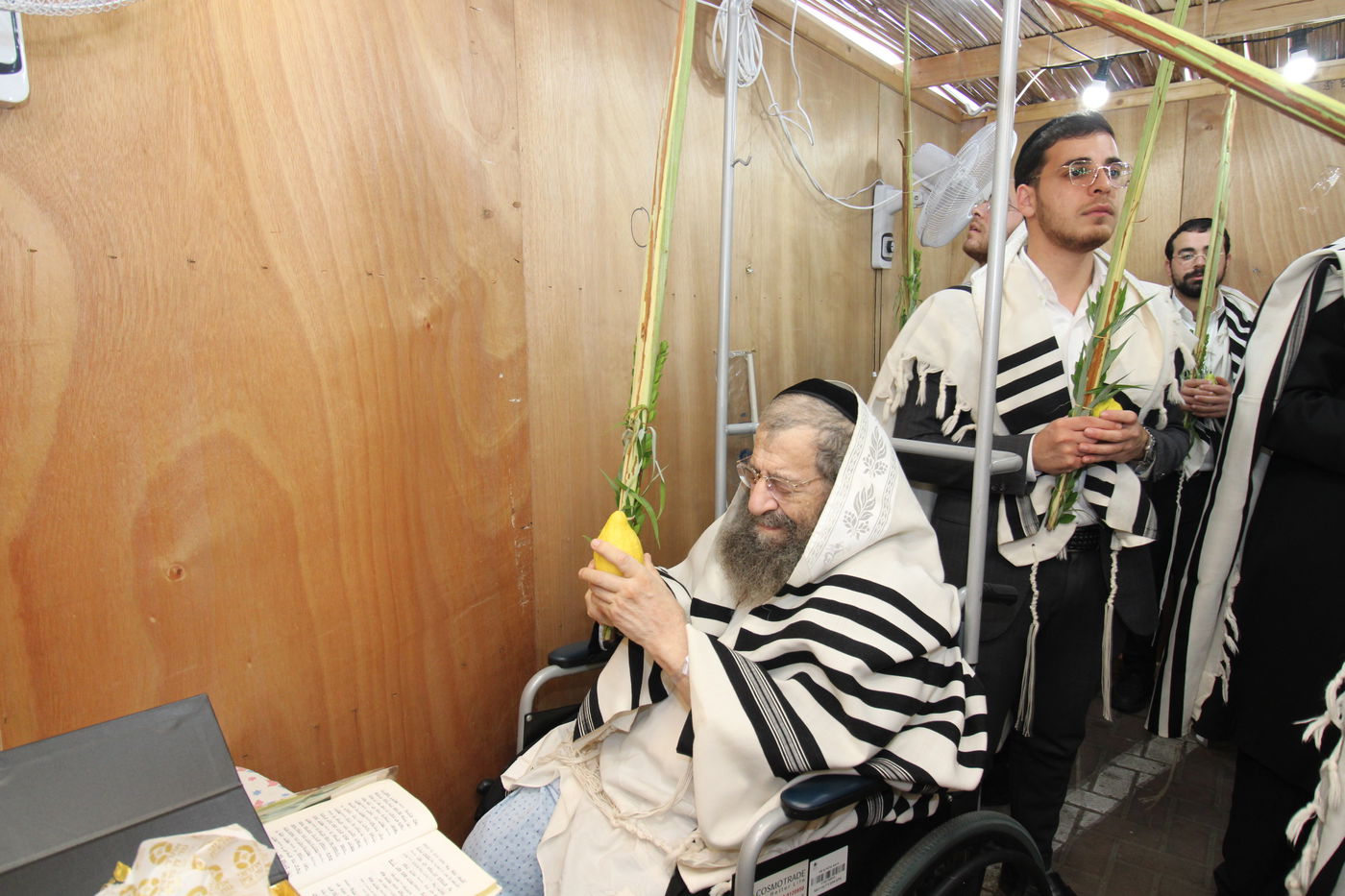 הגאון רבי מסעוד בן שמעון בנטילת לולב בבית החולים