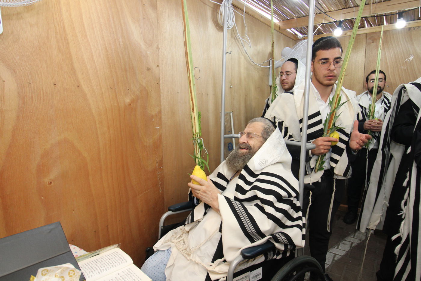 הגאון רבי מסעוד בן שמעון בנטילת לולב בבית החולים