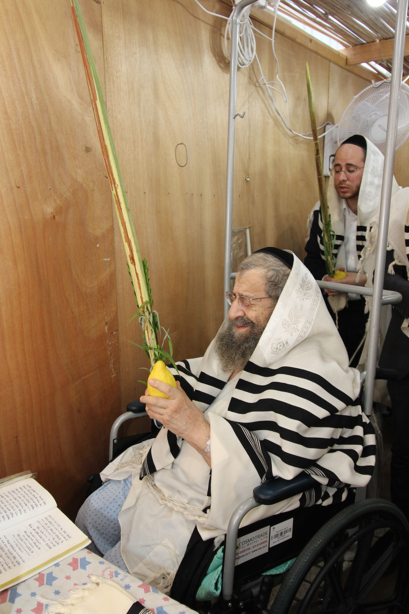 הגאון רבי מסעוד בן שמעון בנטילת לולב בבית החולים