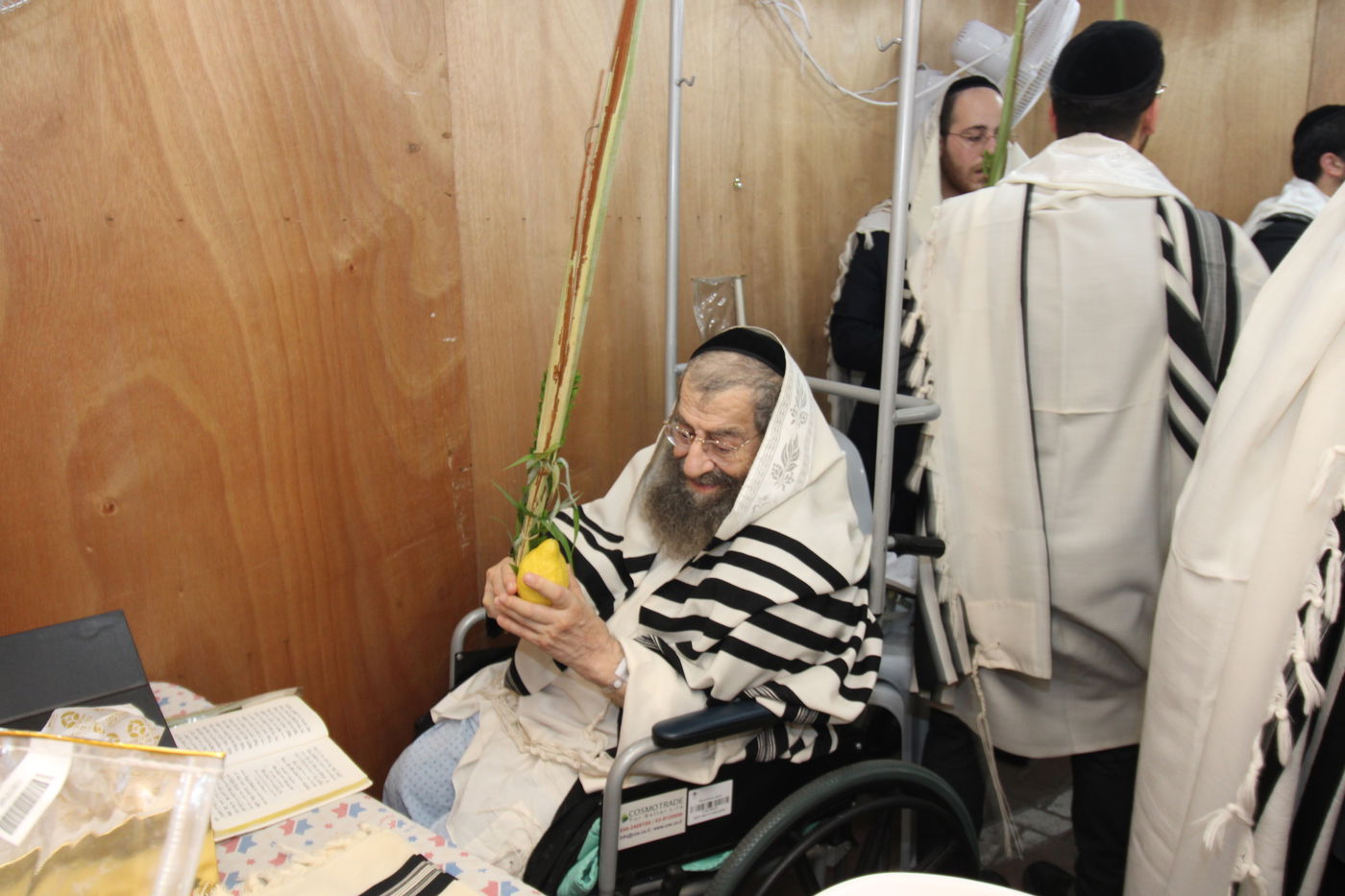 הגאון רבי מסעוד בן שמעון בנטילת לולב בבית החולים