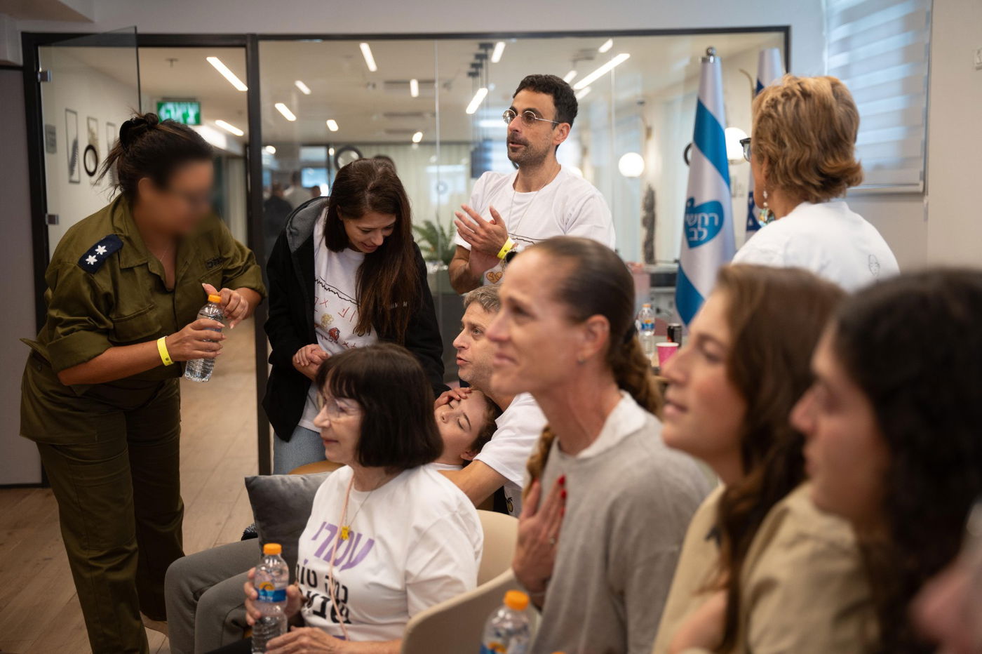 משפחתו של עמרי מירן צופים ברגע החבירה לכוח צה"ל