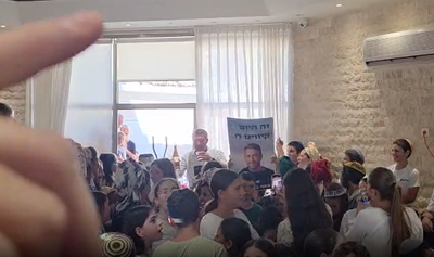 בירכו 'מחיה המתים' בשם ובמלכות: היישוב קיבל בהתרגשות את אבינתן אור