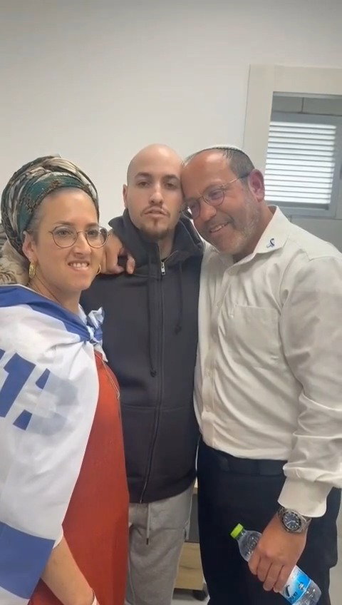 איתן מור עם הוריו לאחר השחרור מהשבי