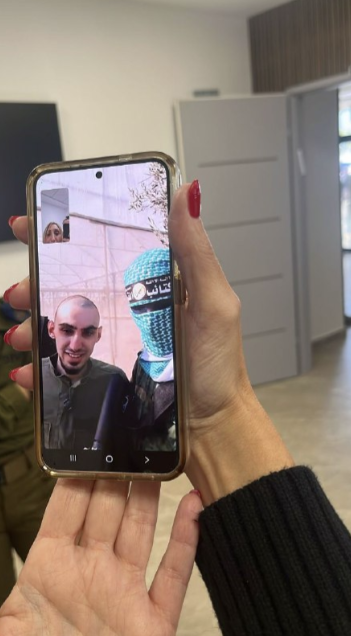 רום ברסלבסקי בשיחה ראשונה עם משפחתו