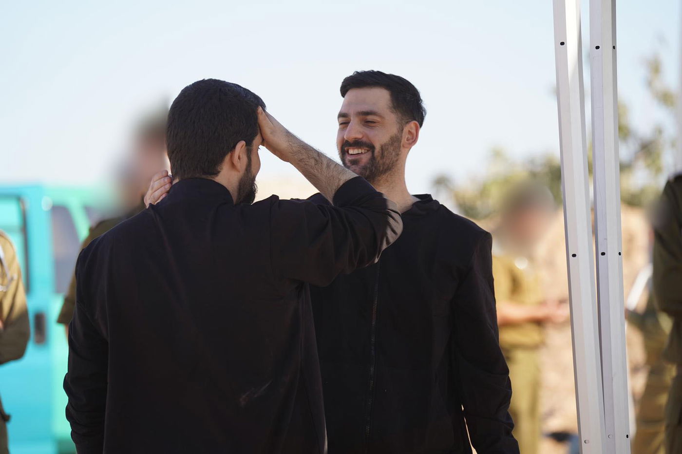  גלי וזיו ברמן עם נציגי צהל וחיבוק ראשון בין האחים