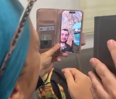 כשלצידו מחבל חמאס: בר קופרשטיין בשיחה ראשונה עם משפחתו | צפו