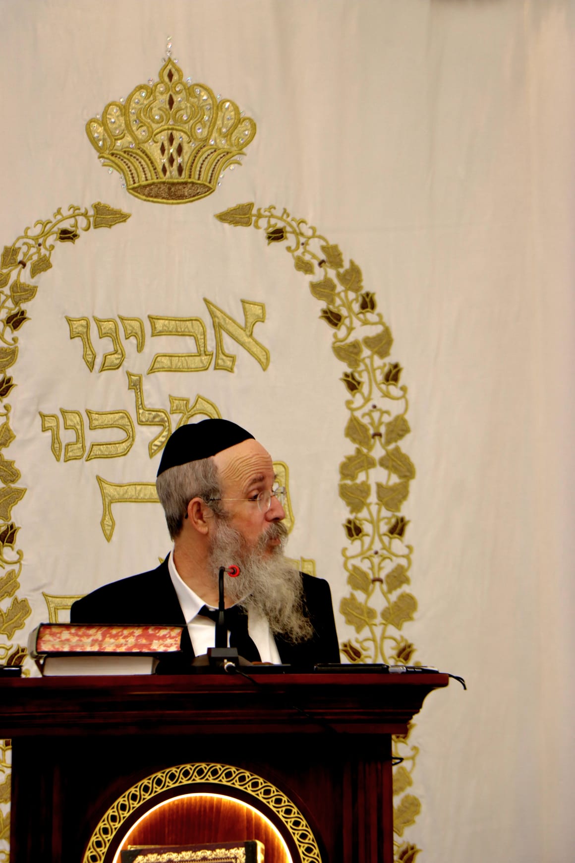 הגאון רבי חיים פרץ ברמן בשיעור בבית כנסת חניכי הישיבות 