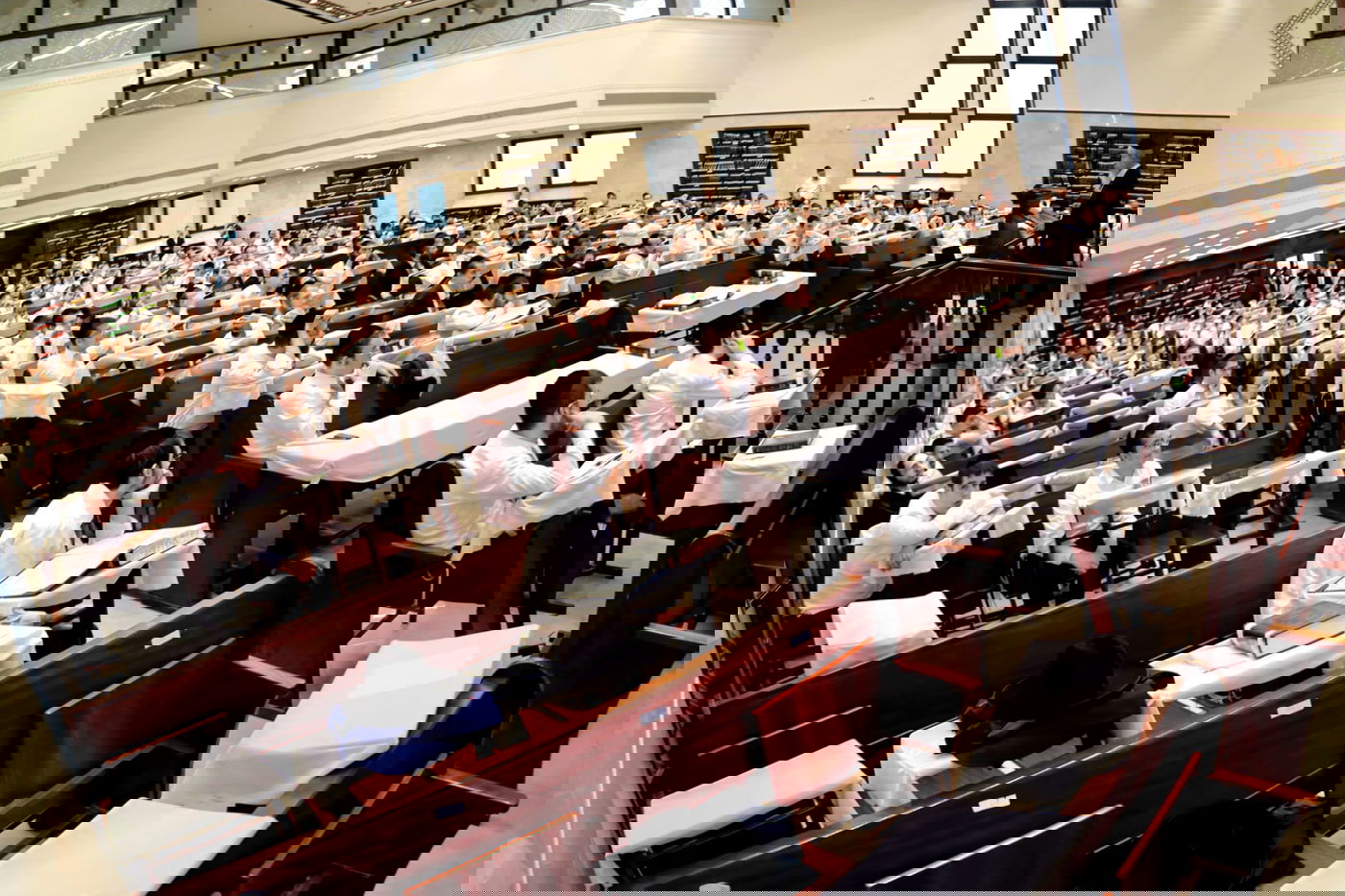 הגאון רבי חיים פרץ ברמן בשיעור בבית כנסת חניכי הישיבות 