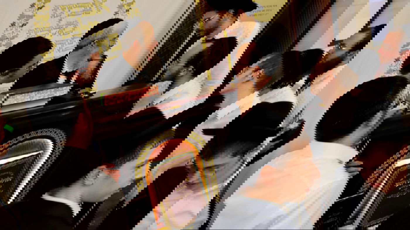 הגאון רבי חיים פרץ ברמן בשיעור בבית כנסת חניכי הישיבות 