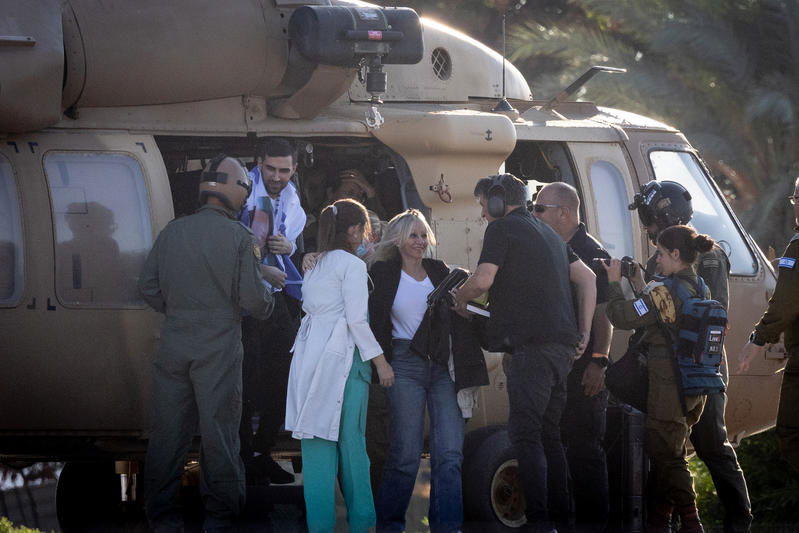 בכניסה לבית החולים שיבא