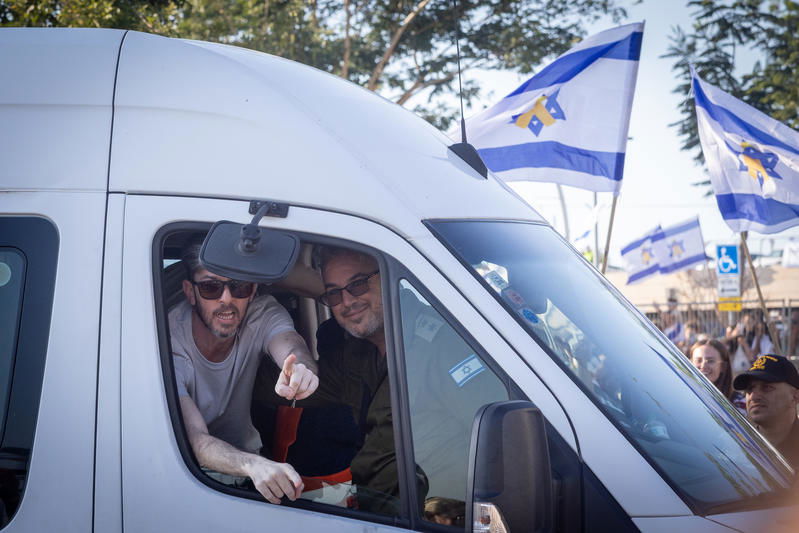 בכניסה לבית החולים שיבא