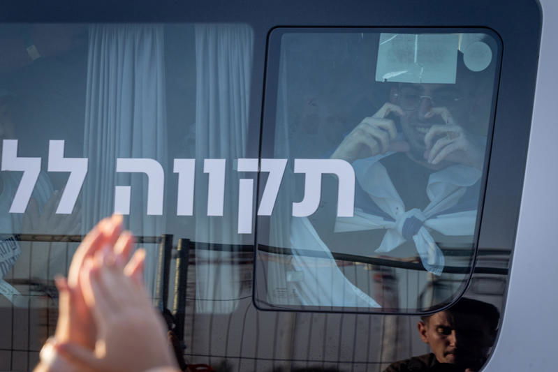 בכניסה לבית החולים שיבא