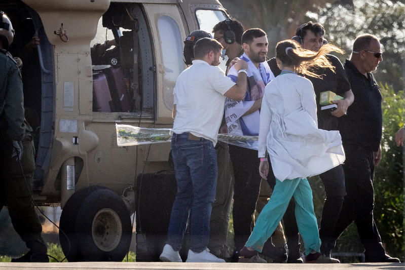 בכניסה לבית החולים שיבא