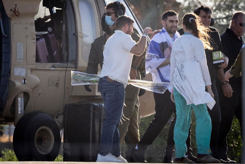 בכניסה לבית החולים שיבא