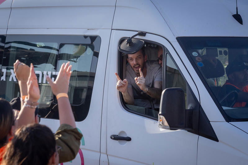 בכניסה לבית החולים שיבא