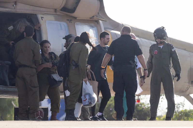 בכניסה לבית החולים שיבא