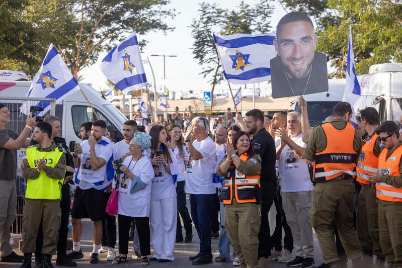 בכניסה לבית החולים שיבא