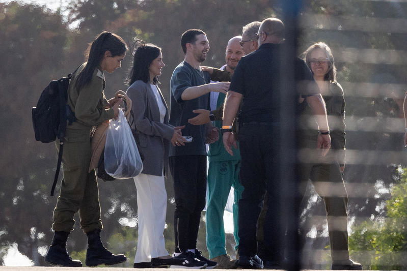 בכניסה לבית החולים שיבא