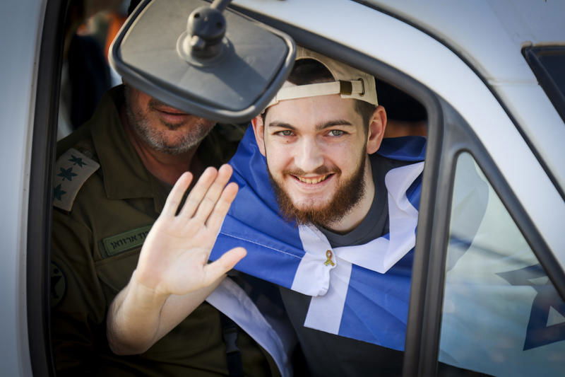 התמונות שלא נרצה לשכוח: 30 רגעים מהגעת החטופים המשוחררים