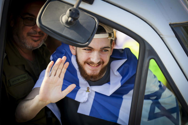 התמונות שלא נרצה לשכוח: 30 רגעים מהגעת החטופים המשוחררים