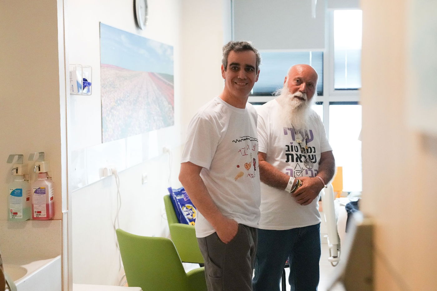 אי אפשר לעצור את הדמעות: עמרי מירן משחק לראשונה עם בנותיו הקטנות