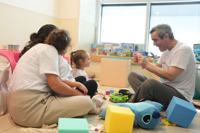 אי אפשר לעצור את הדמעות: עמרי מירן משחק לראשונה עם בנותיו הקטנות